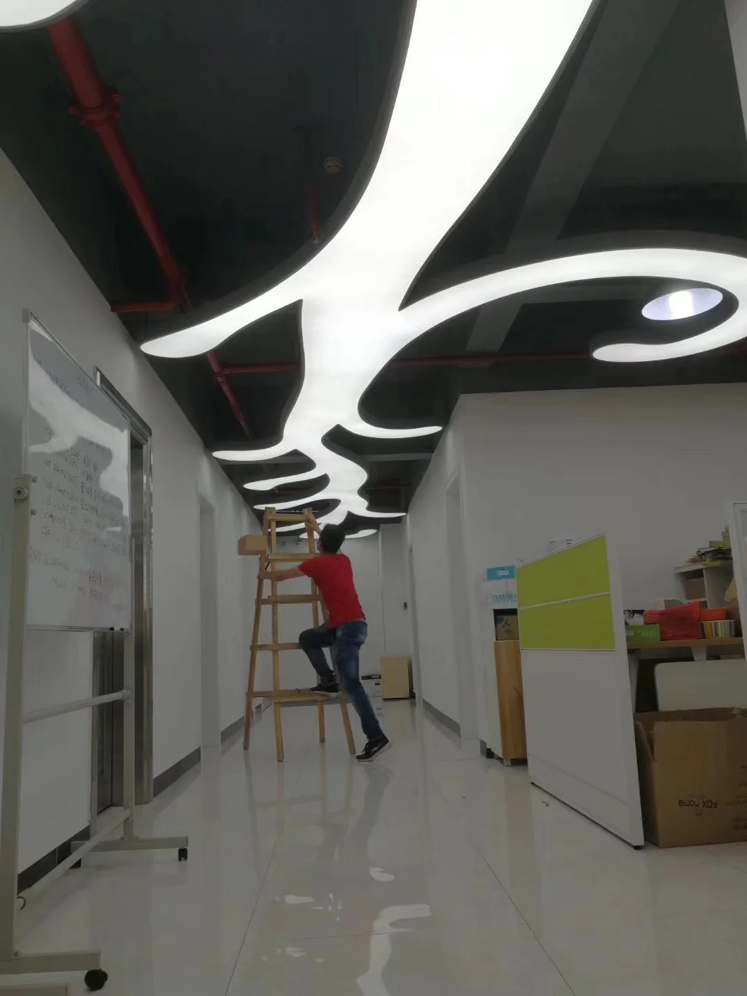 Applications & Prototypes Freeform illuminated ceiling structure during interior installation